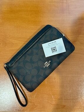 Authentic 'Coach' Double Zip Leather Wristlet – Signature Print – Brand New!